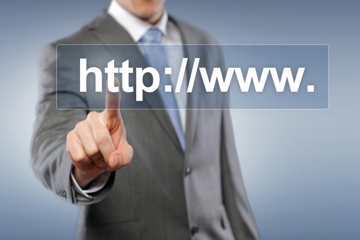 Premium Domain sichern – Geschäftsmann tippt auf Webadresse